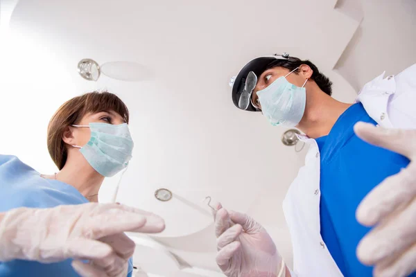 Concepto de tratar los dientes en dentistas — Foto de Stock