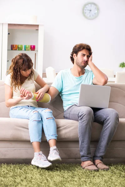 Familia joven ayudándose mutuamente después de una lesión — Foto de Stock