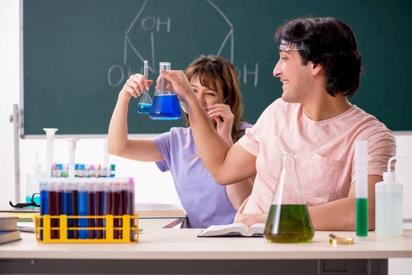 İki kimyagerler Öğrenciler sınıfta — Stok fotoğraf