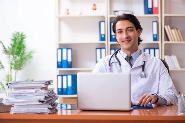 Ung stilig läkare som arbetar på kliniken — Stockfoto