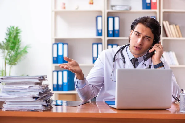 Ung stilig läkare som arbetar på kliniken — Stockfoto