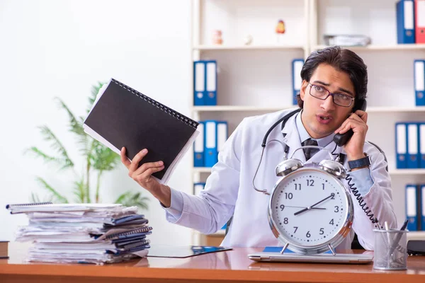 Klinikte çalışan yakışıklı genç bir doktor. — Stok fotoğraf