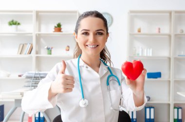 Klinikte çalışan genç kadın doktoru kardiyolog 