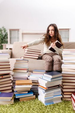 Evde sınava hazırlanan genç bir kız öğrenci. 