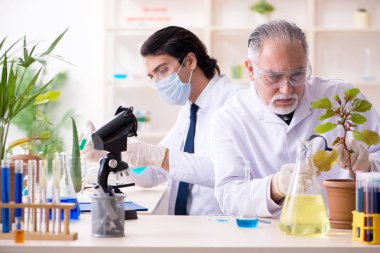 Laboratuvarda çalışan iki kimyager.