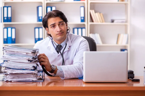 Jung hübsch doktor working im die klinik — Stockfoto