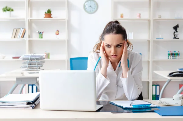 Ung kvinnlig läkare som arbetar på kliniken — Stockfoto