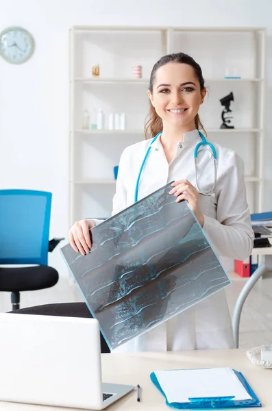 Young female doctor radiologist working in the clinic — Stock Photo, Image