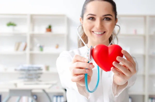 Giovane medico cardiologo donna che lavora in clinica — Foto Stock