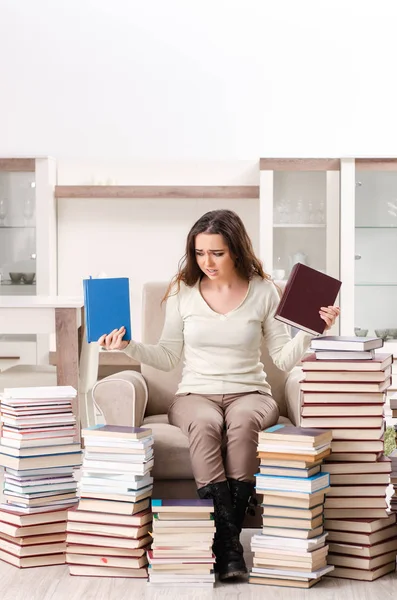 Giovane studentessa che si prepara per gli esami a casa — Foto Stock