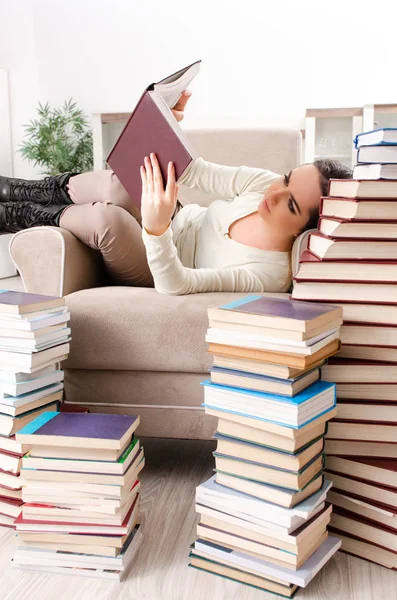 Jovem estudante se preparando para exames em casa — Fotografia de Stock