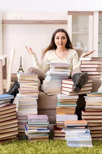 Giovane studentessa che si prepara per gli esami a casa — Foto Stock