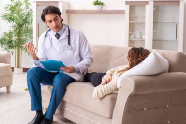 Genç, yakışıklı doktor, kadın hastayı evinde ziyaret ediyor. 