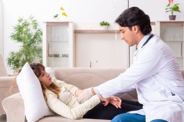 Genç, yakışıklı doktor, kadın hastayı evinde ziyaret ediyor. 