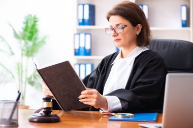 Adliyede çalışan orta yaşlı kadın doktor 