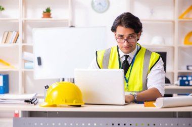 Ofiste çalışan erkek inşaat mühendisi 