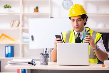 Ofiste çalışan erkek inşaat mühendisi 