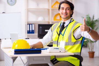 Ofiste çalışan erkek inşaat mühendisi 