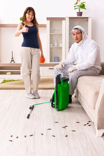 Joven contratista profesional haciendo control de plagas en piso — Foto de Stock