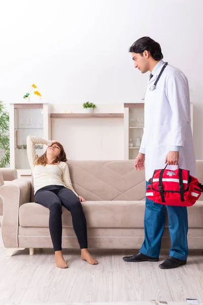 Junge hübsche Ärztin besucht Patientin zu Hause — Stockfoto