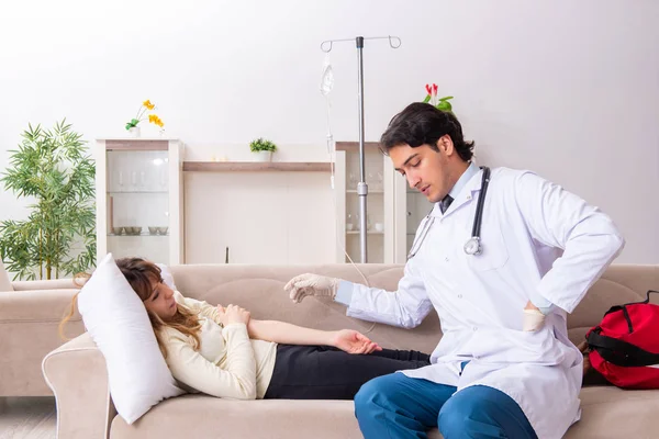 Junge hübsche Ärztin besucht Patientin zu Hause — Stockfoto