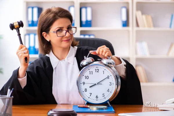 Adliyede çalışan orta yaşlı kadın doktor — Stok fotoğraf