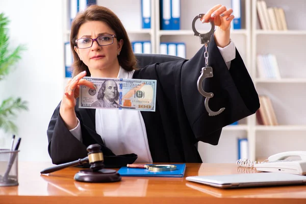 Médica de meia-idade que trabalha no tribunal — Fotografia de Stock