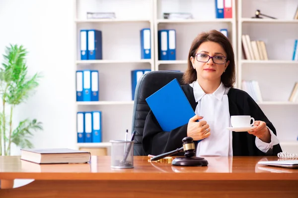 Middelbare leeftijd vrouwelijke arts werkzaam in het gerechtsgebouw — Stockfoto