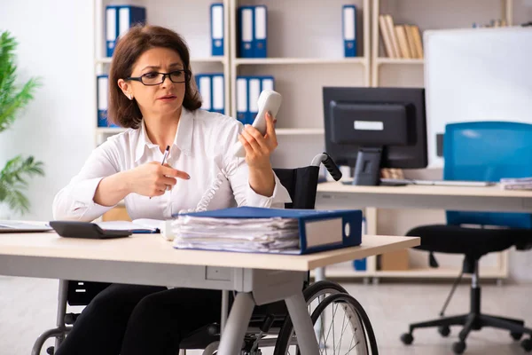 Mitarbeiterin im Rollstuhl im Büro — Stockfoto