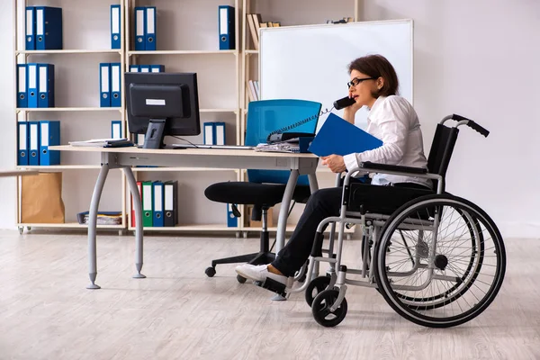 Жінка-працівник в інвалідному кріслі в офісі — стокове фото