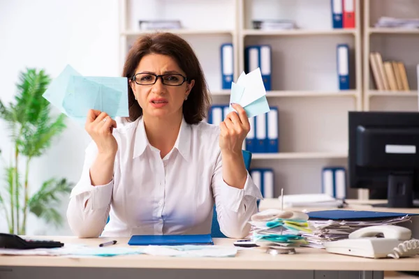 Empregada feminina no conceito de planejamento orçamentário — Fotografia de Stock