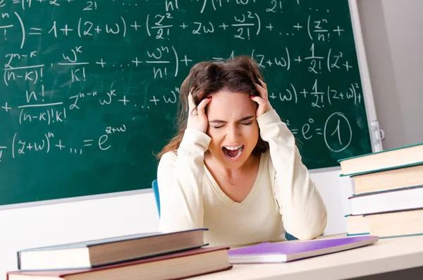 Guru matematika perempuan muda di depan papan tulis — Stok Foto