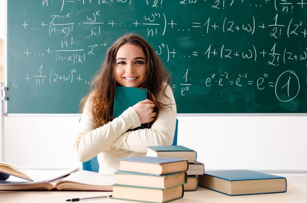 Joven profesora de matemáticas delante de pizarra — Foto de Stock