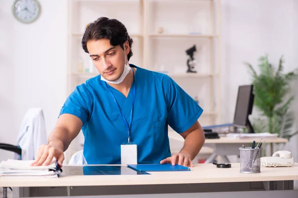 Jung hübsch doktor working im die klinik — Stockfoto