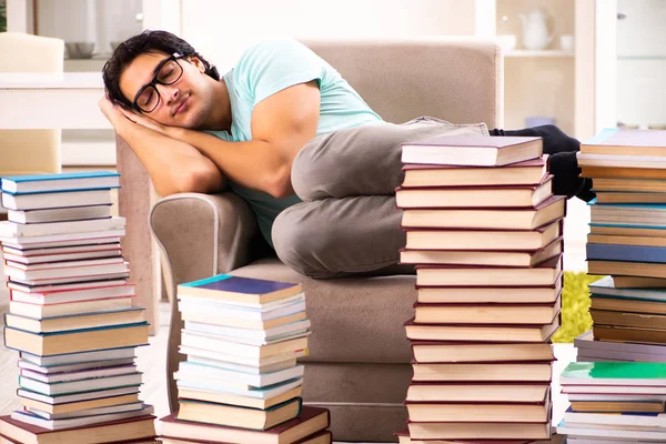 Estudiante masculino con muchos libros en casa —  Fotos de Stock