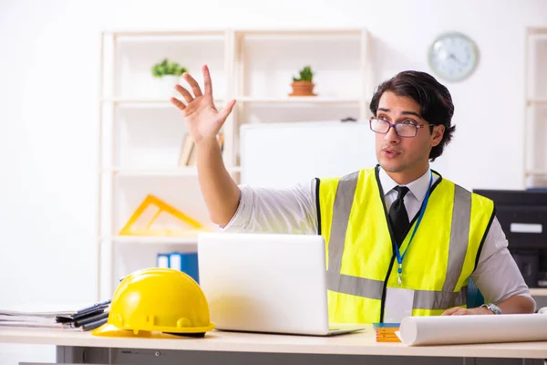 Ingeniero de construcción masculino trabajando en la oficina — Foto de Stock