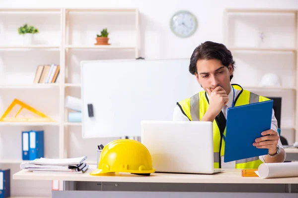 Ingeniero de construcción masculino trabajando en la oficina — Foto de Stock