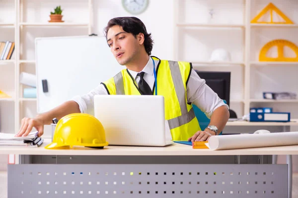 Engenheiro de construção masculino trabalhando no escritório — Fotografia de Stock