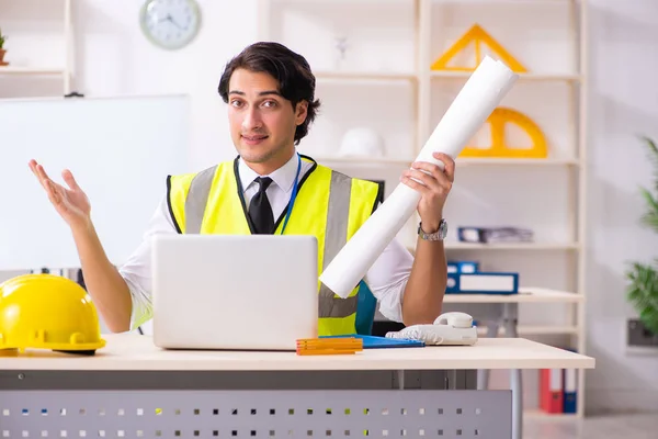 Ingeniero de construcción masculino trabajando en la oficina — Foto de Stock