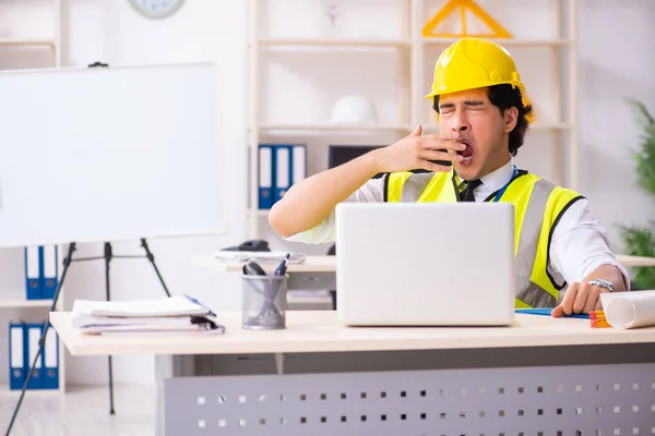 Engenheiro de construção masculino trabalhando no escritório — Fotografia de Stock