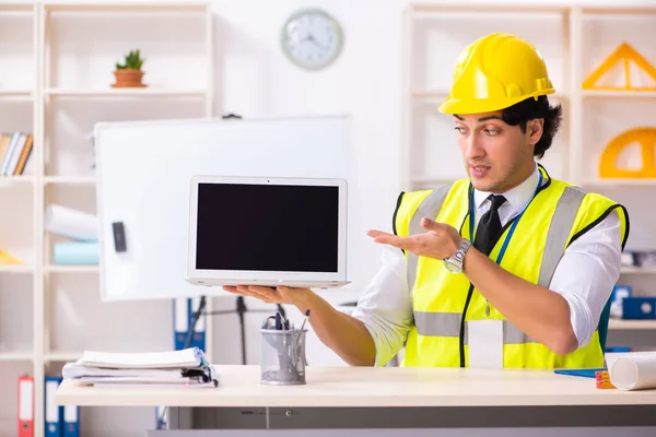 Ingeniero de construcción masculino trabajando en la oficina —  Fotos de Stock