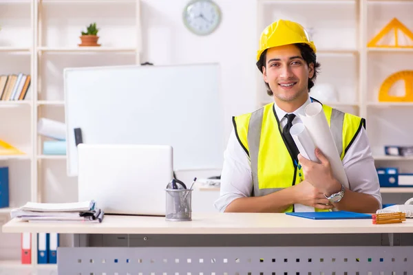 Ingeniero de construcción masculino trabajando en la oficina — Foto de Stock