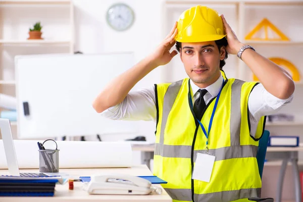 Ingeniero de construcción masculino trabajando en la oficina — Foto de Stock