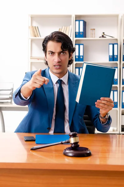 Juez guapo joven sentado en la sala del tribunal — Foto de Stock