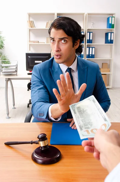 Junge hübsche Richterin sitzt im Gerichtssaal — Stockfoto