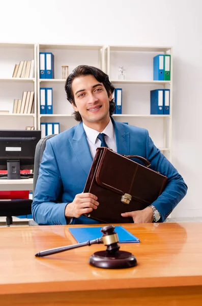 Juez guapo joven sentado en la sala del tribunal —  Fotos de Stock