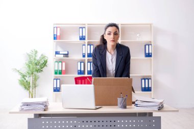 Genç kadın işçiye onu işten ateş olmak