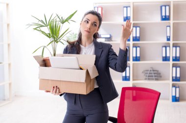 Genç kadın işçiye onu işten ateş olmak