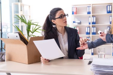 Genç kadın işçiye onu işten ateş olmak