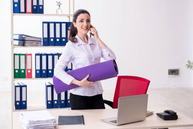 Ofiste egzersiz yapan genç bayan çalışanlar. 